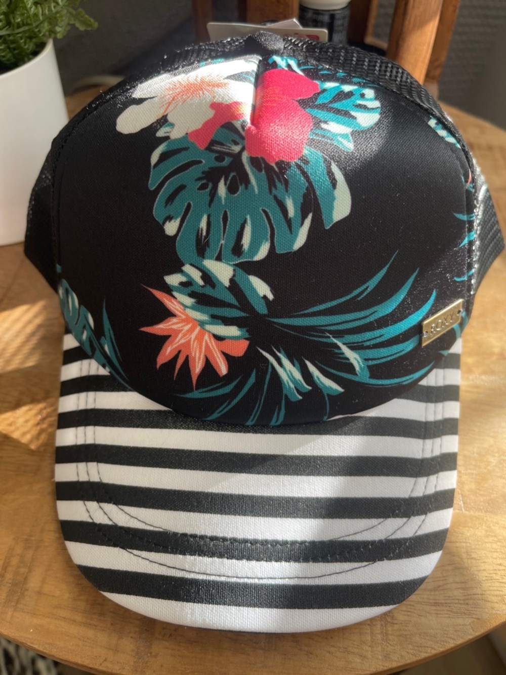 NWT Roxy ‘Water Come Down Black Trucker Hat 🌺with teal, coral, pink & white 🏝️